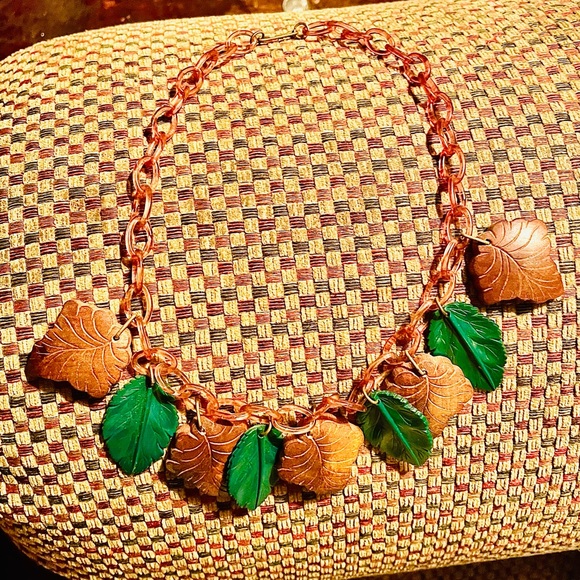 Vintage celluloid? Leaf necklace. Absolutely pristine. - Picture 2 of 9
